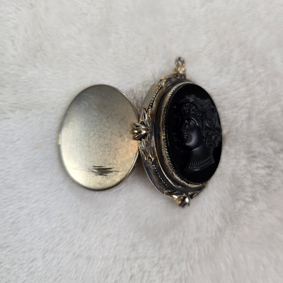 Antique Cameo Locket Necklace - Picture 2 of 7